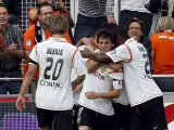 Los jugadores del Valencia felicitan a David Silva por su gol. (Efe)