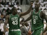 Kevin Garnett y Kendrick Perkins, de los Boston Celtics.