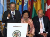 El presidente de Colombia, Álvaro Uribe; la embajadora de El Salvador ante la OEA, Abigaíl Castro; y el subsecretario de Estado de EE UU, John Negroponte. (EFE).