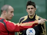 El jugador David Villa, junto al preparador físico, durante el primer entrenamiento de la selección. (EFE)