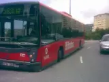 Un autobús pinchado, junto al parque Etxebarria