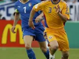 Del Piero y Rat, durante un lance del juego. (EFE)