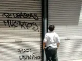 Un niño, en la fachada del negocio que regentaba en Murcia el principal acusado. (EFE)