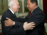 El ministro español de Asuntos Exteriores, Miguel Ángel Moratinos, saluda al presidente de Venezuela, Hugo Chávez. (EFE).