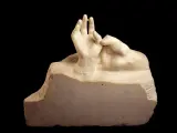 Esculpidas en mármol blanco, estas manos se se acarician con gran sensualidad. Rodin estaba obsesionado con las manos y cuentan que en su estudio podían encontrarse decenas de ellas de todos los tamaños.