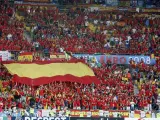 Seguidores españoles celebran la victoria de 'la roja' tras ganar a Italia. (EFE)