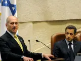 El presidente francés, Nicolas Sarkozy (d), escucha al primer ministro israelí, Ehud Olmert, en una sesión del Parlamento de Israel (EFE).