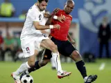 Marcos Senna (dcha) disputa el balón con el italiano Simone Perrotta en el partido por los cuartos de final de la Eurocopa'08.