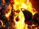 Noche de cremá. Detalle de la hoguera oficial infantil celebrada la noche de este martes en Alicante. El fuego consumió 176 monumentos de cartón y madera. FOTOGALERÍA: Noche de hogueras en Alicante