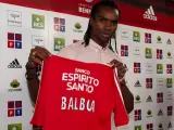 Balboa posa con la camiseta del Benfica. (EFE)