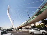 El arquitecto español Santiago Calatrava posa junto a su nuevo puente colgante a la entrada de Jerusalén. (EFE)