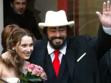 Pavarotti y su mujer, Nicoletta Mantovani, el día de su boda.