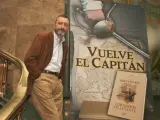Arturo Pérez-Reverte posa durante la presentación de la sexta entrega de las aventuras del capitán Alatriste.