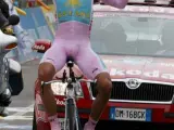 Alberto Contador celebra su triunfo al cruzar la meta de la contrarreloj (EFE).
