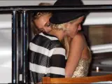 Lohan y su presunta pareja Samantha Ronson durante una fiesta en Cannes. (THE SUN)