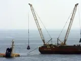 Varias grúas sacan chatarra del buque 'New Flame'(ARCHIVO)