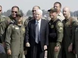John McCain (en el centro) posa con varios pilotos en la base de Fresno, en California. (LM Otero / AP).