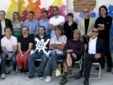 Artistas que participan en 'La ciudad inventada', junto al alcalde, Tomás Santos (3i, de pie).EFE