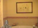 Un cuadro de Joan Miró expuesto en uno de los cuartos de baño de la finca de Juan Antonio Roca, principal imputado del 'caso Malaya'.