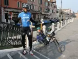 Diego, en Venecia, poco después de iniciar el viaje.