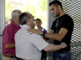 Dani Güiza se abraza al delegado del Getafe, Jesús Mantilla. (EFE)