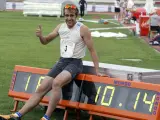 Ángel David Rodríguez posa con su récord de España, 10. 14. (EFE)
