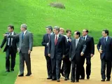 Los líderes del G8, se dirigen a una foto de familia en la cumbre del Grupo que se celebra en el hotel Windsor en Toyako.