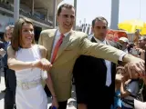 Los Príncipes de Asturias saludan durante su visita hoy a la Exposición Internacional de Zaragoza. (EFE)