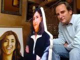 Juan Carlos Lecompte en su casa de Bogotá con una imagen de Ingrid Betancourt.