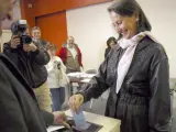 La ex candidata socialista a la Presidencia, Segolene Royal, deposita su papeleta en Melle (EFE)