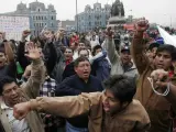 Manifestantes pertenecientes a diversos sindicatos y gremios sociales protestan en la Plaza Dos de Mayo de Lima (Perú). (EFE)