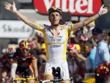 Riccardo Riccó celebra su victoria en la sexta etapa del Tour 2008 con Alejandro Valverde (izda) detrás (REUTERS).