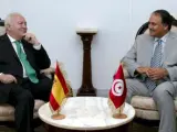 El ministro de Asuntos Exteriores español Miguel Angel Moratinos Conversa con el secretario de Exteriores tunecino, Hatem Ben Salem.