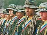 Los fallecidos 'Tirofijo' (izq.) y 'Raúl Reyes', junto a una guerrilla de las FARC. (ARCHIVO)