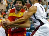 El jugador de la selección española de baloncesto, Jorge Garbajosa, trata de entrar a canasta en el partido ante Portugal.