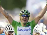 Óscar Freire celebra su victoria en la decimocuarta etapa del Tour 2008 (REUTERS)