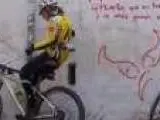 Ciclistas en la calle Almirantes, en el Albaicín.