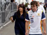 Paseo romántico El piloto español de Fórmula Uno Fernando Alonso (Renault) y su pareja, la cantante Raquel del Rosario, caminan por el paddock del circuito de Hockenheim. (ROBERT GHEMENT / EFE)