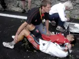 Atención médica El español Óscar Pereiro, del Caisse d'Epargne, es atendido por los servicios médicos tras una caída durante la decimoquinta etapa del Tour de Francia. (NICOLAS BOUVY / EFE)
