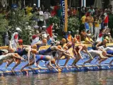 Vista general de los atletas tirándose de cabeza al lago de la Casa de Campo de Madrid para disputar la prueba de natación de la Copa del Mundo de triatlón de Madrid. (Víctor Lerena/EFE)