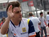 El piloto español de Fórmula Uno, Fernando Alonso (Renault), saluda a sus seguidores (Efe).