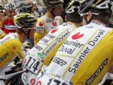 Varios ciclistas del equipo Saunier Duval- Scott, antes del inicio de una de las etapas del Tour 2008 (EFE).
