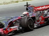 Heikki Kovalainen prueba su McLaren-Mercedes en los entrenamientos en el circuito de Jerez.