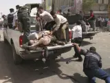 Víctimas de los ataques en Kirkuk son trasladadas en camiones. (Foto: Stringer / REUTERS)