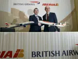 El presidente de Iberia, Fernando Conte (d), y el consejero delegado de British Airways, Willie Walsh, se estrechan las manos (EFE).