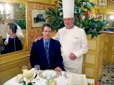 El gastrónomo suizo Pascal Henry (i), junto al cocinero francés Paul Bocuse. (EFE/Restaurante Paul Bocuse)