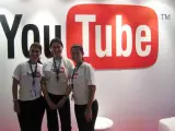 Azafatas de un stand de Youtube en un evento tecnológico.