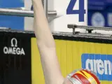 Nina Zivanevskaya celebra su récord de Europa de los 50 metros espalda.