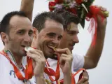 Samuel Sánchez muerde su medalla de oro junto a Davide Rebellin, plata, y Fabian Cancellara, bronce. (REUTERS)
