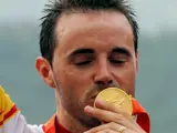 Samuel Sánchez besa la medalla de oro en Pekín. (EFE)